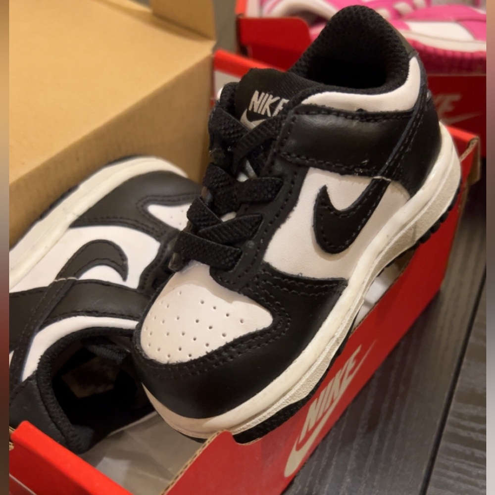 Nike Kids Black and White Sneakers 4c